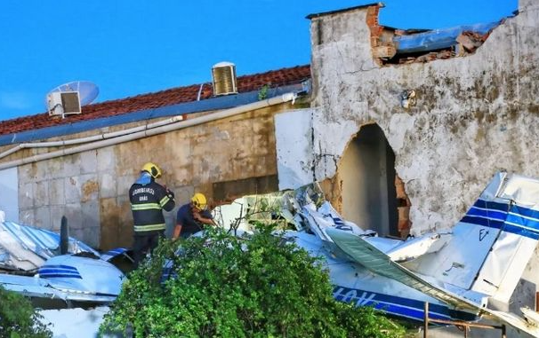 Plane Crashes Into A house 2 Dead And Scores Injured