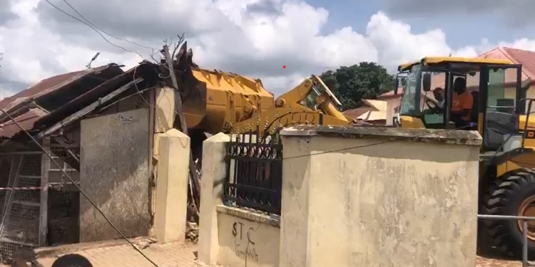 HO FLOODING Assembly begins demolition of illegal structures