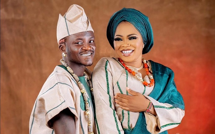 Change the caption or pack out- Portable to his wife Bewaji