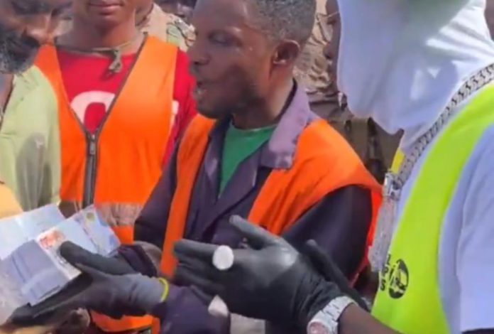 Shatta Wale donates GHS 30K in support of Buzzstop Boys’ cleaning initiative
